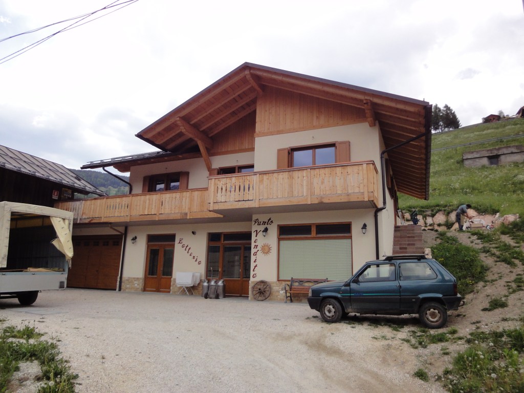 Costruzione di fabbricato ad uso commerciale e residenziale nel Comune di San Pietro di Cadore nella frazione di Valle